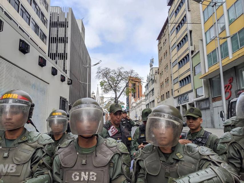 Desde tempranas horas de este domingo, funcionarios de la Guardia Nacional Bolivariana cerraron las calles alrededor del Parlamento Nacional para impedir el ingreso de los diputados opositores.