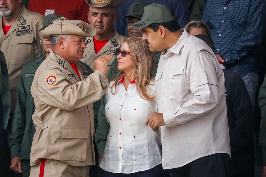 Nicolás Maduro (d); junto a  Cilia Flores (c), y el presidente de la Asamblea Nacional Constituyente, Diosdado Cabello. 