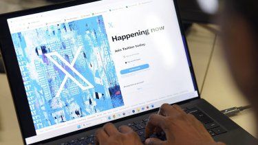 Una persona posa para una foto mientras se registra en Twitter, en una pantalla que muestra el nuevo logotipo de la plataforma, en una oficina en el centro de Londres, el lunes 24 de julio de 2023.&nbsp;