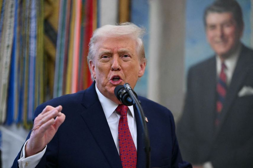 El presidente de Estados Unidos, Donald Trump, habla durante la presentación de la Medalla de Defensa de la Frontera Mexicana en la Oficina Oval de la Casa Blanca en Washington, DC, el 15 de diciembre de 2025.