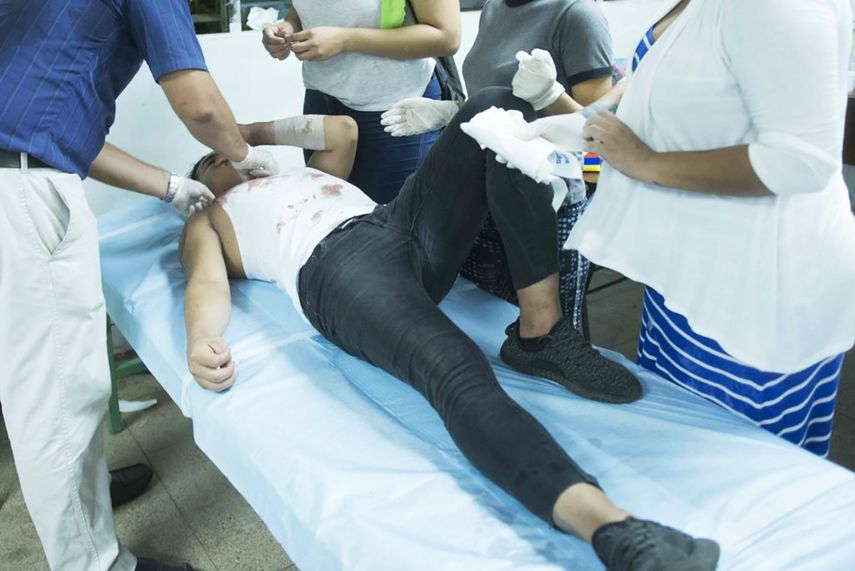 Un grupo de médicos y enfermeros atienden a un herido, durante protestas en Managua, Nicaragua.