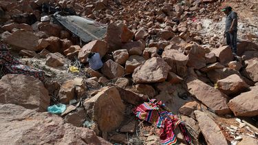 Un hombre observa los restos de un autobús y algunas pertenencias de los pasajeros tras caer a un barranco de unos 200 metros de profundidad en Arequipa, Perú, el 12 de noviembre de 2025. Al menos 37 personas murieron y otras 24 resultaron heridas el miércoles en el sur de Perú cuando un autobús de dos pisos cayó a un barranco tras chocar con una camioneta, informaron las autoridades.
