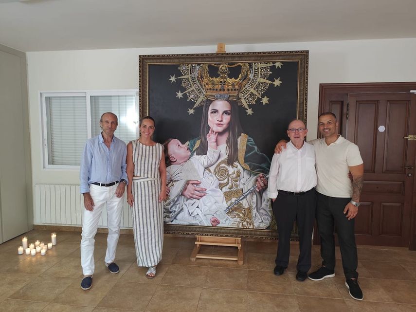 Don Manuel Rodríguez-Murcia, Mariana, esposa del artista; el párroco Don Ramón Egio y Chrispapita.&nbsp;