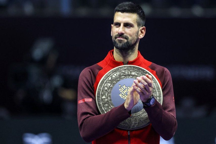 El serbio Novak Djokovic aplaude mientras sostiene su trofeo tras quedarse con el tercer lugar en el torneo 6 Kings Slam, el 19 de octubre de 2024.