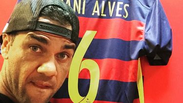 Dani Alves mostró su nueva camiseta en Instagram.