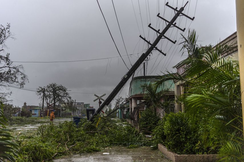 Postes de electricidad caídos bordean una calle después de que el huracán Ian azotara Pinar del Río, Cuba, el martes 27 de septiembre de 2022.&nbsp;