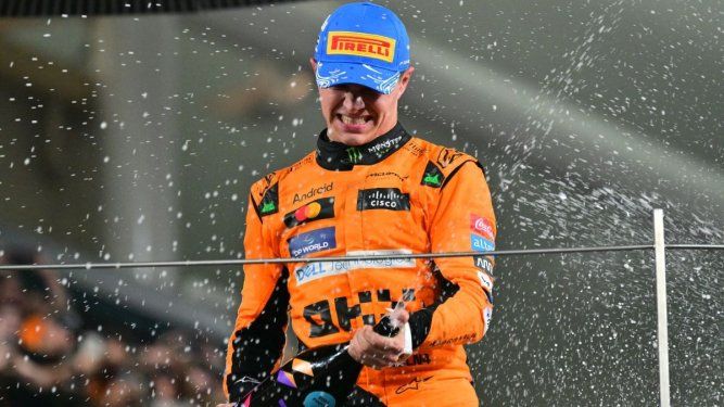 El piloto británico de McLaren, Lando Norris, celebra en el podio luego de ganar el Gran Premio de Abu Dabi, el 8 de diciembre de 2024. El piloto británico de McLaren, Lando Norris, celebra en el podio luego de ganar el Gran Premio de Abu Dabi, el 8 de diciembre de 2024.