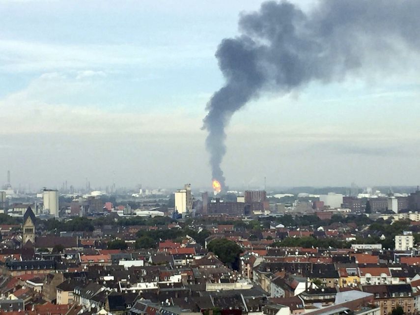 Una columna de humo negro se eleva sobre la ciudad de Ludwigshafen tras una explosión en una planta de la compañía química BASF en Ludwigshafen,&nbsp;Alemania