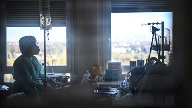 Una enfermera atiende a un paciente en una unidad de cuidados intensivos habilitada para los infectados con el nuevo coronavirus, COVID-19, en el Centre Hospitalier de lEurope en Le Port-Marly, cerca de París, el 4 de noviembre de 2020.&nbsp;