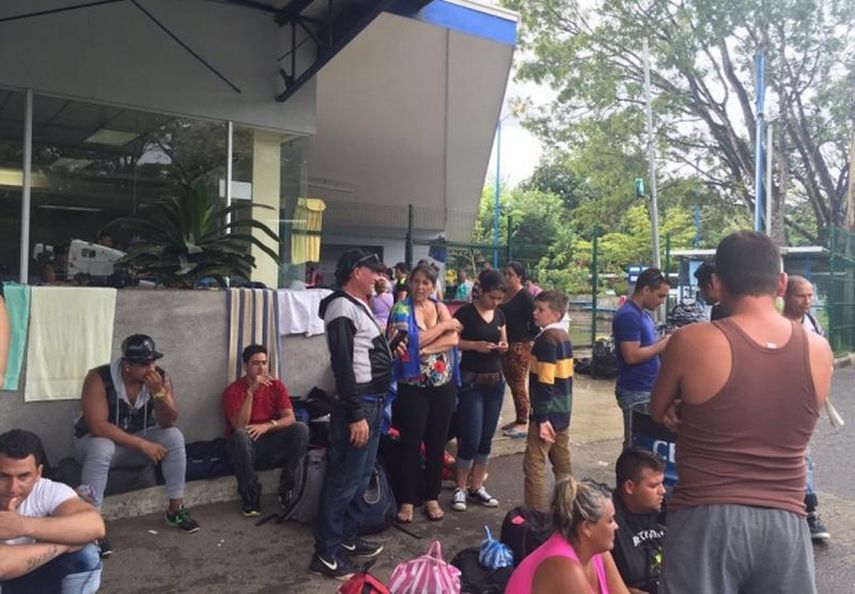 Los cubanos, que quieren llegar a Estados Unidos por vía terrestre, han cerrado el paso a vehículos de carga en la frontera como medida de protesta. (CORTESÍA)