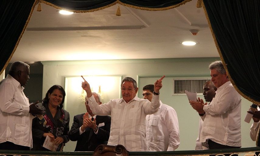 Raúl Castro (c) en la reapertura del teatro. (EFE)
