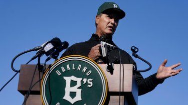Don Wakamatsu, vicepresidente ejecutivo de operaciones de béisbol los Ballers de Oakland, habla durante una conferencia de prensa en Laney College, en Oakland, California, el martes 28 de noviembre de 2023. Un nuevo equipo independiente de béisbol llamado Ballers de Oakland comenzará a jugar la próxima primavera y abrazar a los leales fanáticos de los Atléticos que están desconsolados por la partida planificada de su club a Las Vegas.&nbsp;