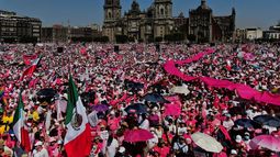 Miles de personas protestan contra una reforma electoral propuesta por el presidente Andrés Manuel López Obrador, en el Zócalo de la Ciudad de México, el domingo 26 de febrero de 2023.
