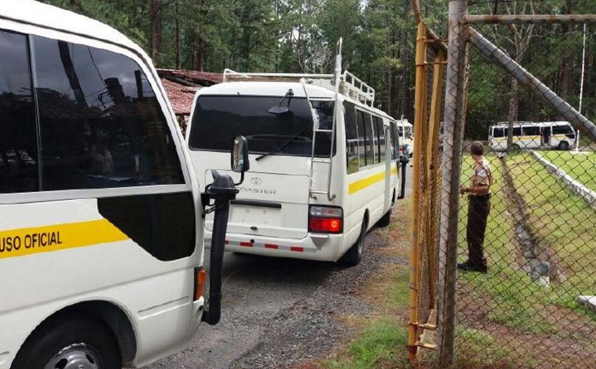 Vista de los autobuses en los que los migrantes cubanos fueron trasladados hasta el albergue&nbsp;Los Planes de Gualaca, en la provincia panameña de Chiriquí.