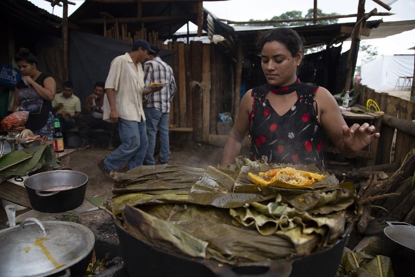 Una refugiada nicaragüense prepara nacatamal, un plato títpico de su país, durante la visita de una enviada de las Naciones Unidas a una comunidad campesina de refugiados nicaragüenses en Upala, al norte de Costa Rica, el 8 de febrero del 2020.