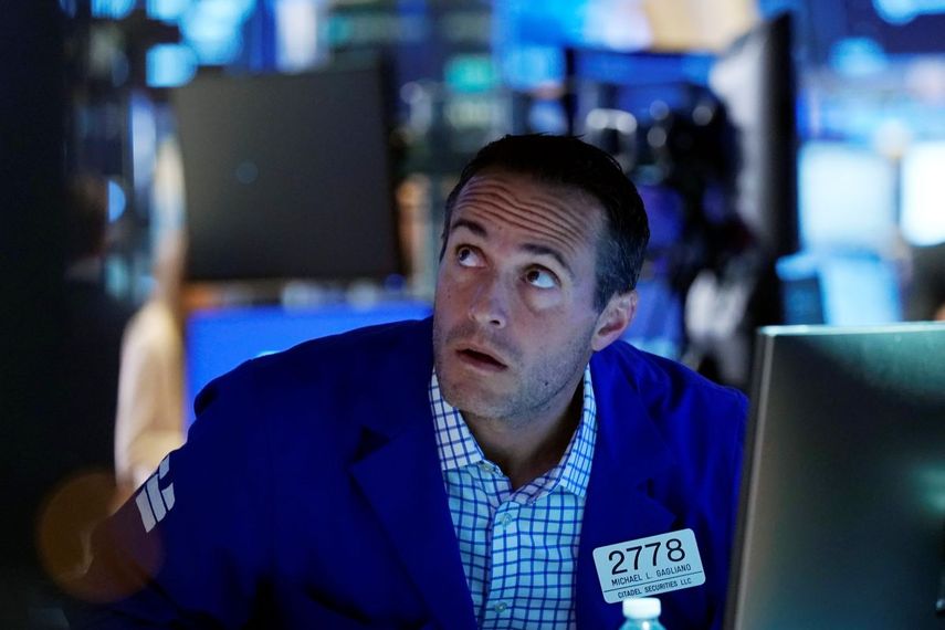 Un corredor en Wall Street observa el comportamiento de los índices del mercado.