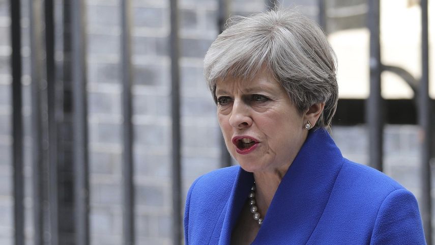 La conservadora Theresa May, primera ministra británica, habla a los medios el 9 de junio de 2017.