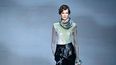 Una modelo camina por la pasarela del desfile de Giorgio Armani durante la Semana de la Moda de Milán Ropa de mujer Primavera/Verano 2024 el 24 de septiembre de 2023 en Milán. El lujo sobrio lidera las tendencias del próximo año.
