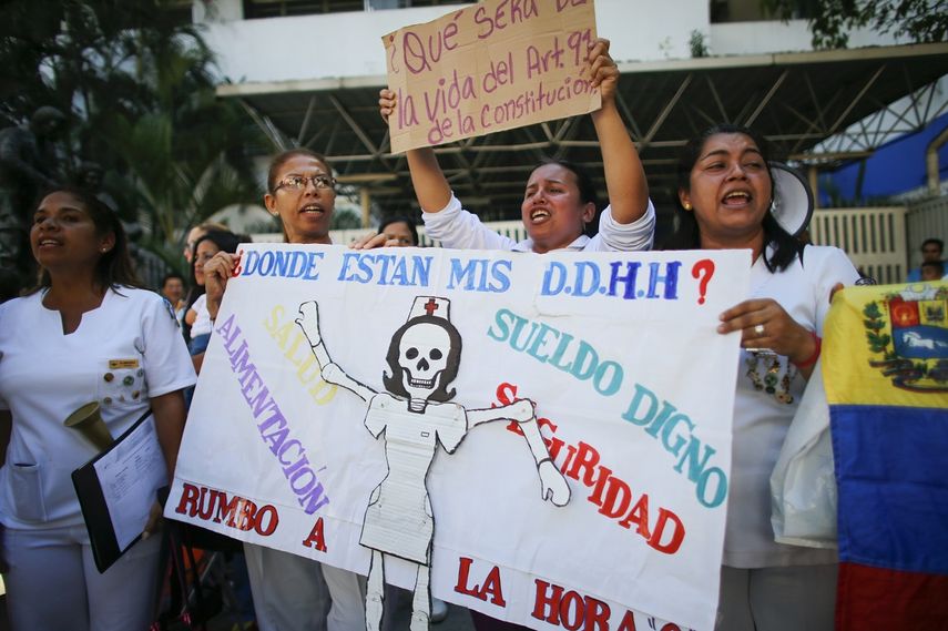 Enfermeras gritan consignas contra el gobierno en una protesta afuera del hospital José Manuel de los Ríos en Caracas, Venezuela, el miércoles 30 de octubre de 2019.