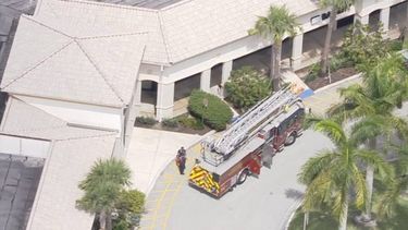 Un camión del Departamento de Bomberos es visto en las inmediacines de una clínica de&nbsp;Pediatric Associates en Coconut Creek, Broward.