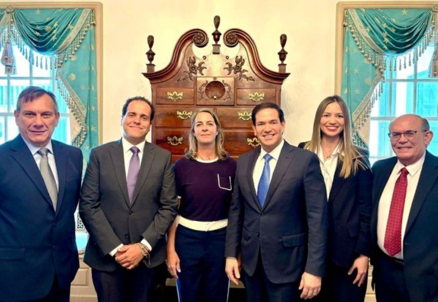 El Secretario de Estado de EEUU, Marco Rubio, junto a los cinco opositores venezolanos que estaban asilados en la embajada argentina en Caracas.