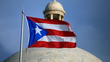 La bandera de Puerto Rico ondea frente al Capitolio, en San Juan, Puerto Rico