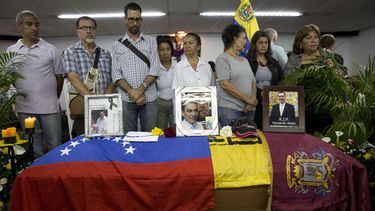 Familiares y amigos se reúnen alrededor del féretro del concejal Fernando Alban, el 10 de octubre de 2018.&nbsp;