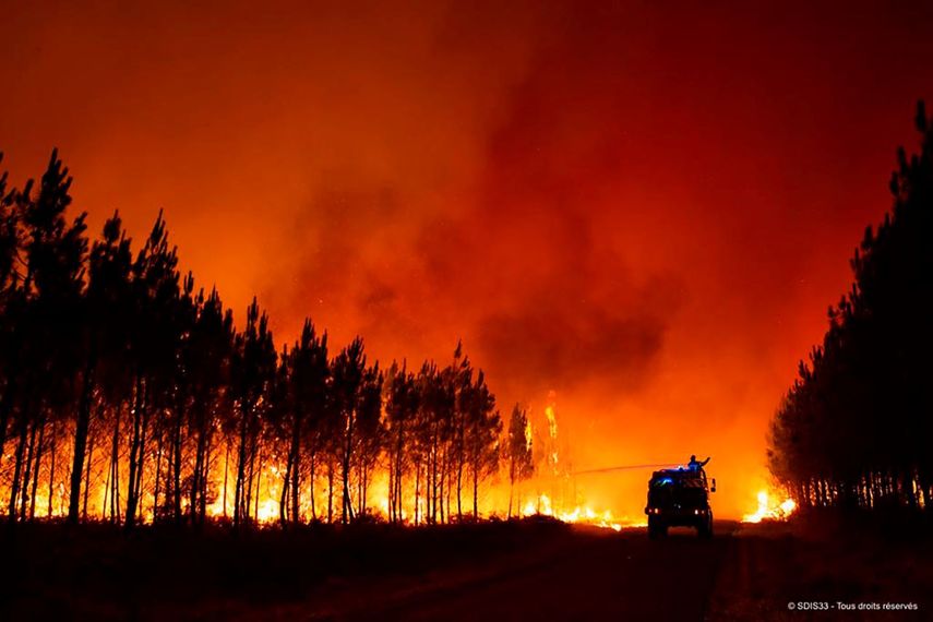 En esta imagen proporcionada por la brigada contra incendios de la región de Gironda SDIS 33 se ven bomberos combatiendo las llamas cerca de Saint-Magne, al sur de Burdeos, en el suroeste de Francia, el miércoles 10 de agosto de 2022.&nbsp;