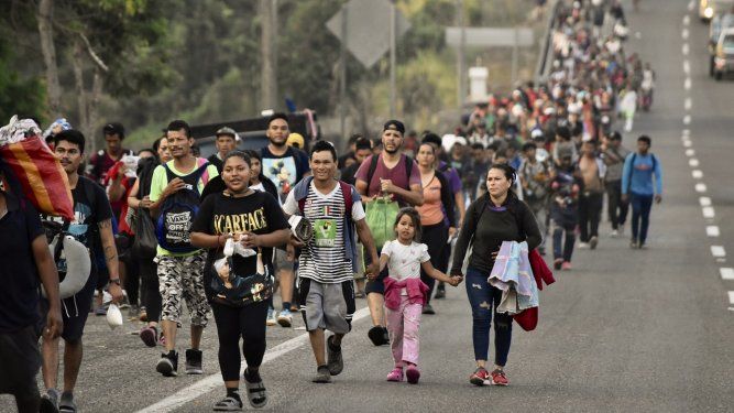 Migrantes marchan hacia Huehuetán, en el estado de Chiapas, México, el lunes 24 de abril de 2023.&nbsp;