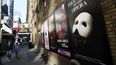 Carteles de espectáculos de teatros en Broadway aparecen afuera del teatro Richard Rodgers durante el cierre por la pandemia de COVID-19 en Nueva York, el 13 de mayo de 2020.&nbsp;