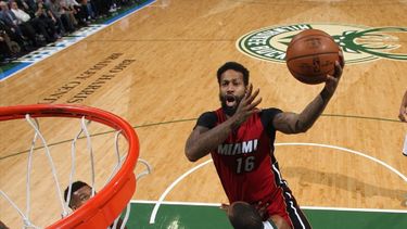 James Johnson vino desde la banca para ser el máximo anotador del Heat y también colaboró con ocho rebotes y tres bloqueos