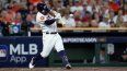 José Altuve, de los Astros de Houston, conecta un jonrón solitario durante la primera entrada del Juego 1 de un partido de béisbol de la Serie Divisional de la Liga Americana contra los Mellizos de Minnesota, el sábado 7 de octubre de 2023, en Houston.&nbsp;