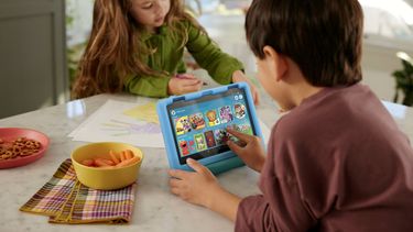Un niño utiliza la nueva Fire HD 8 Kids de Amazon.