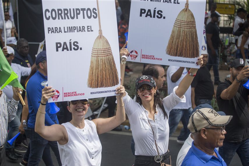 J&oacute;venes protestan en Santo Domingo tras la suspensi&oacute;n de las elecciones municipales.