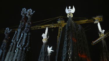 Las torres de los Evangelistas de la basílica de la Sagrada Familia se iluminan por primera vez, tras una ceremonia de bendición que marca su finalización, el 12 de noviembre de 2023 en Barcelona.