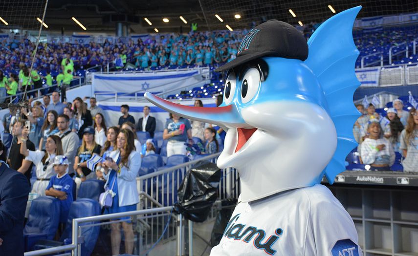 Billy the Marlin, la mascota de los Miami Marlins, acudió a la celebración por los 75 años de la creación del Estado de Israel.