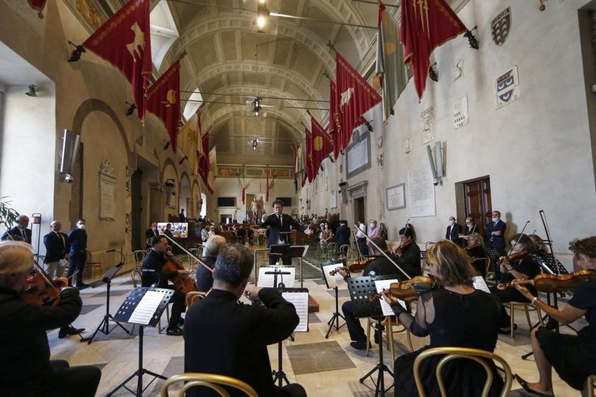 La Orquesta de Santa Cecilia toca su música bajo la dirección de Andre Morricone, centro, hijo del compositor galardonado con el Oscar Ennio Morricone, quien falleció la semana pasada en la capital italiana, durante un homenaje a Morricone en el ayuntamiento de Roma el viernes 17 de julio de 2020. 