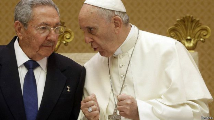 Papa Francisco admite buena relación con el dictador Raúl Castro