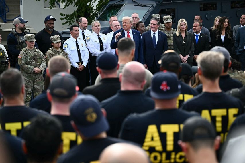 El presidente Donald Trump habla mientras visita a las tropas federales en la instalación de operaciones de la Policía en Washington, DC, el 21 de agosto de 2025.