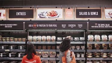 Los establecimientos Amazon Go son más pequeños que las tiendas de comestibles tradicionales de Estados Unidos
