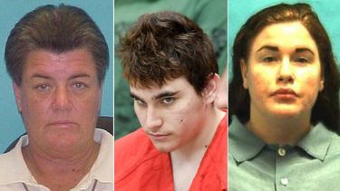 Brenda Woodard (izq.), madre de Nikolas Cruz (cen.), autor de la masacre de Parkland, y Daniella Woodard, medio hermana de Nikolas.