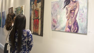 El centro cultural Milander acoge una muestra colectiva que aborda las luchas y conquistas de la mujer, con obras de más de 70 artistas de una decena de países.&nbsp;