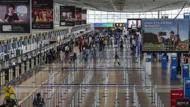 El área de check-in del Aeropuerto Internacional Arturo Merino Benítez está parcialmente vacía debido a restricciones de viaje para ayudar a frenar la pandemia de COVID-19 en Santiago, Chile, el viernes 13 de noviembre de 2020. A partir del 23 de noviembre, pasajeros no residentes que traigan Una prueba COVID-19 negativa podrá volar a Chile, según la ministra de Transportes y Comunicaciones Gloria Hut.