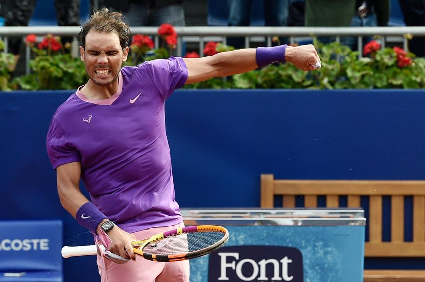 El español Rafael Nadal celebra la derrota del japonés Kei Nishikori durante el partido de individuales del torneo ATP Barcelona Open de tenis en el Real Club de Tenis de Barcelona el 22 de abril de 2021
