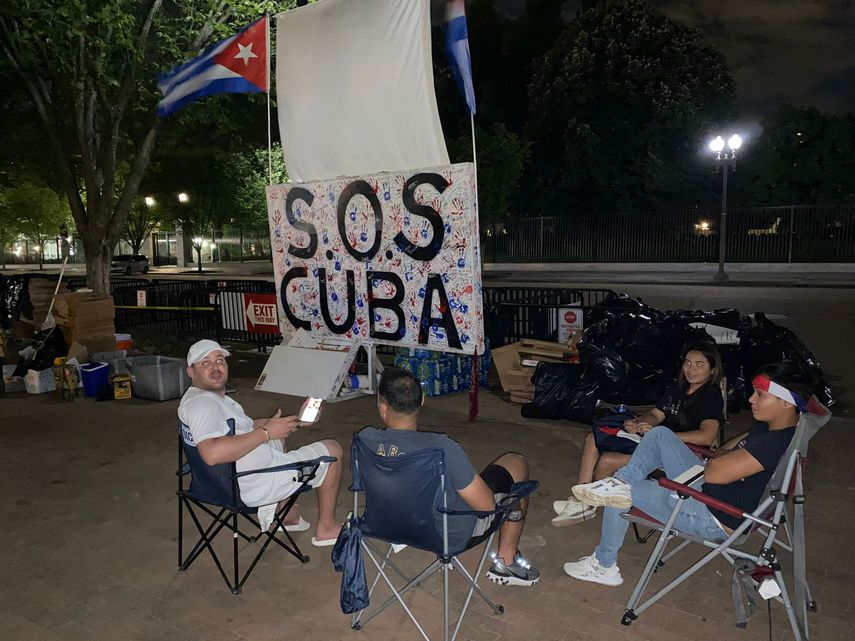 Cubanos acampan en Washignton y cuidan carteles para, la que se supone, sea hoy otra jornada de protestas