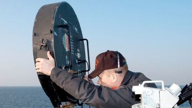 Un cañon acústico LRAD puede llegar a 150 decibelios a una distancia de un metro (a partir de 130 decibelios ya perjudica el oído humano).