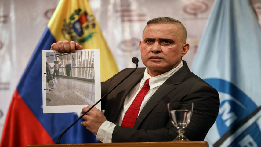 El fiscal general de&nbsp;Venezuela&nbsp;Tarek William Saab sostiene una fotografía del lugar desde el que, según la versión del régimen, el concejal Francisco Albán se habría quitado la vida.&nbsp;