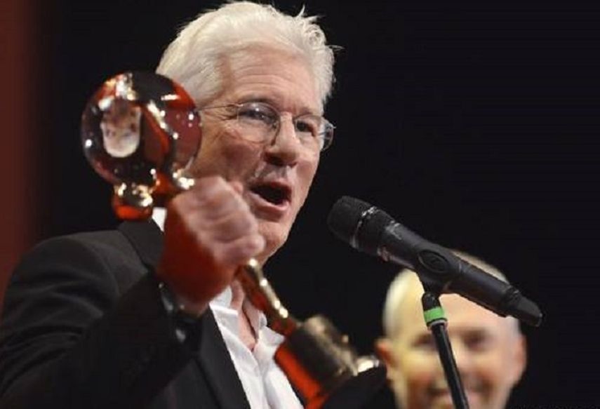 Mi principal oficio es ser padre, y luego está esto que llevo haciendo 40 años, dijo Richard Gere en su discurso de aceptación del Globo de Cristal. (CORTESÍA). 