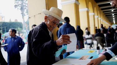 Tereso Guerra, de 85 años, fue el primero en llegar a un centro de votación en el municipio indígena de San Juan Sacatepéquez.