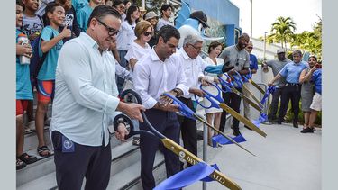 Funcionarios públicos de la Ciudad de Miami cortan la cinta que anuncia la reapertura del Parque Shenandoah .